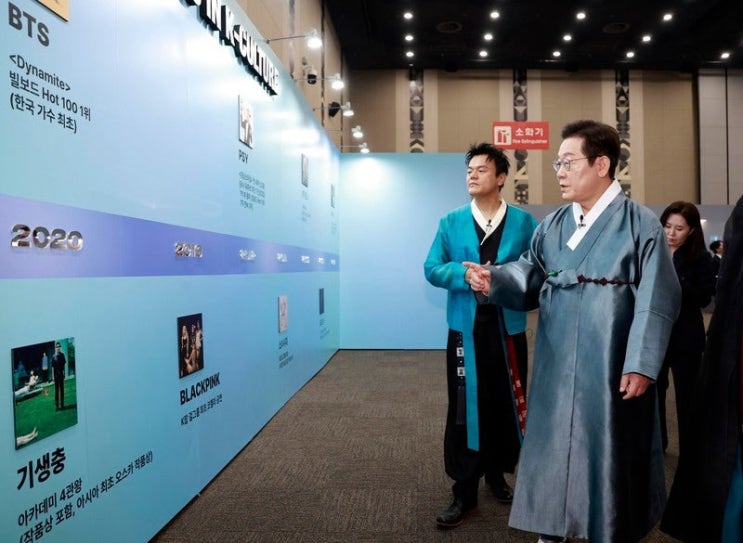이재명 <b>대통령</b>, 박진영·최휘영과 K팝 <b>응원</b>봉 들고 ‘찰칵’... 