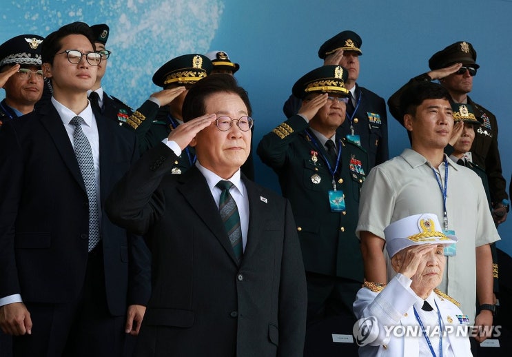 李대통령 "강력한 자주국방의 길로…한미동맹 기반 <b>전작권 회복</b>"