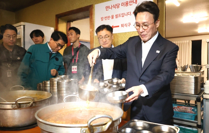<b>김민석 총리</b> 청주 '천원' 만나김치식당 <b>방문</b>과 감사 인사.