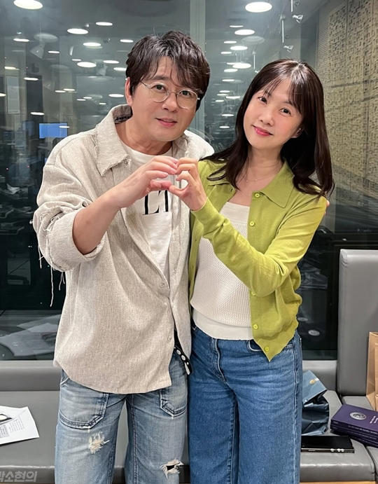  “동안 끝판왕 만났다…신승훈과 박소현, 세월을 거스른 비주얼”