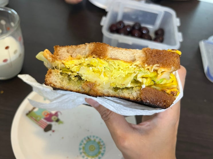 엉망진창 우당탕탕 바질 페스토 샌드위치