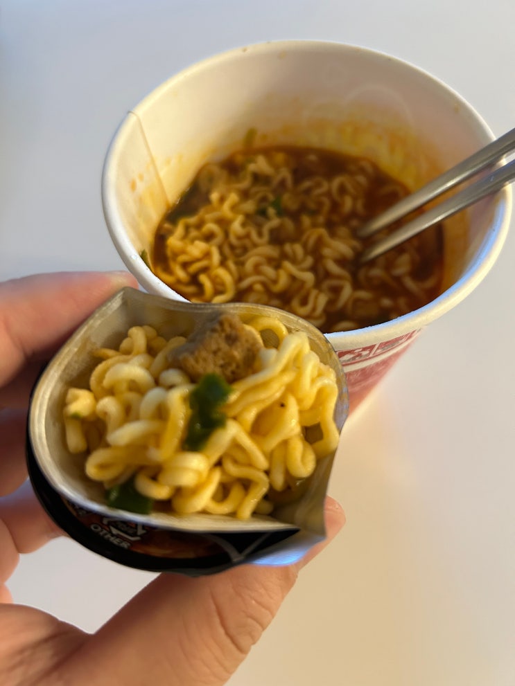  푸짐한 건더기와 화끈하게 매운맛에 스트레스 풀리는 <오뚜기 WOW 고기열라면>