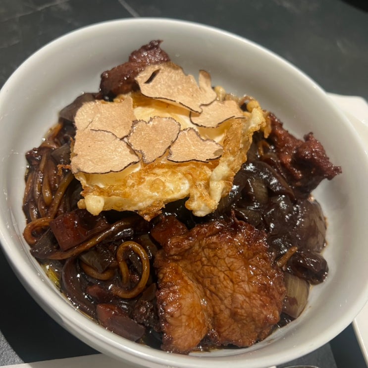  [여의도 맛집]내돈내산 스테이크 트러플 짜장면과 뚱카롱 멘보샤의 조화_무탄 여의도점