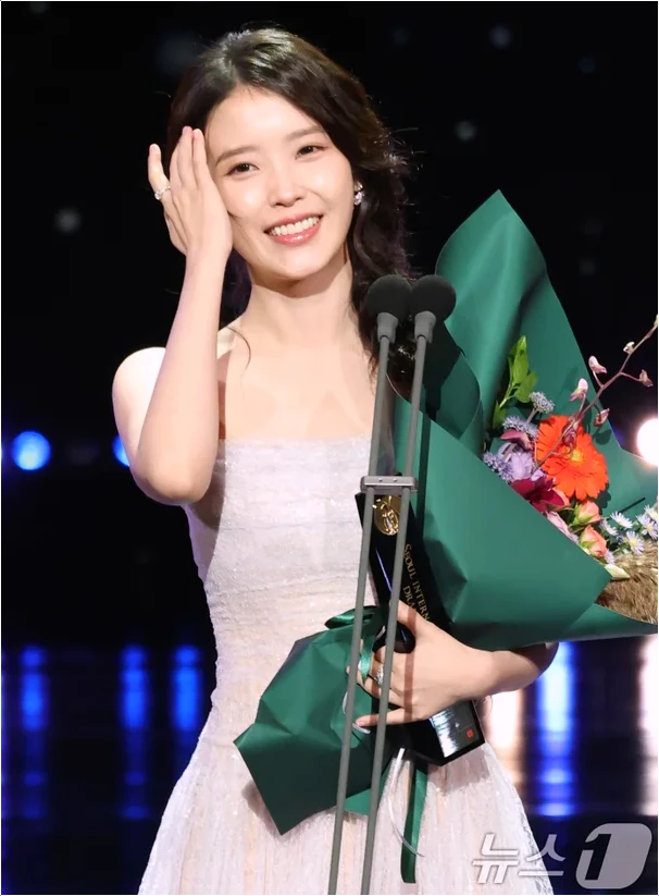 아이유 여자연기자상 수상! 드라마 속 뭉클했던 그녀의 자부심.