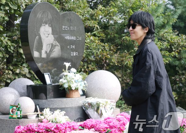 <b>최진실 17주기</b>, 묘소에서 팬들과 홍진경의 추억 | 영원히... 
