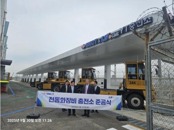 SNCT, 전국 항만 최초 '전동화 하역장비 전용 충전소' 구축...전기 야드트랙터 13대 운영