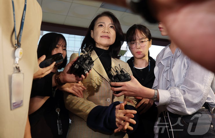 <b>이진숙</b> 체포·압송. 수갑 찬 채... 경찰 <b>직권남용</b>·과잉 대응.