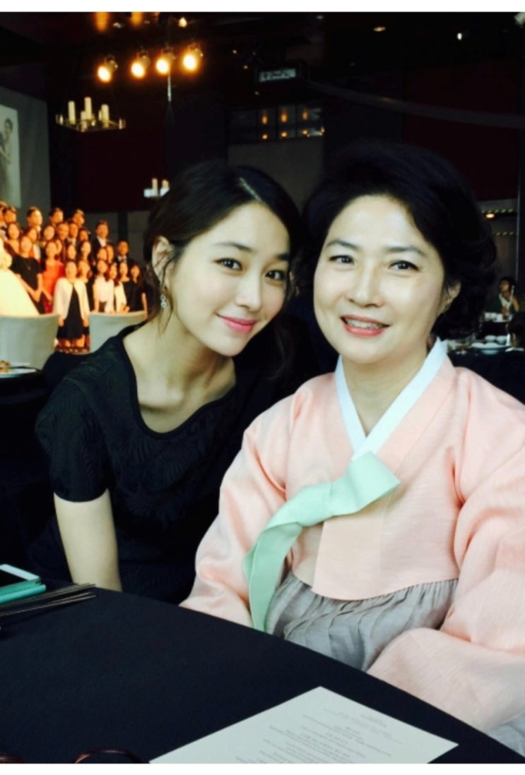 <b>이민정</b> 엄마 어머니 <b>가족사</b> 하늘로 간 언니 눈물 아픔 한복... 