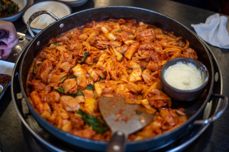  남이섬닭갈비 아띠 닭갈비 주방에서 익혀 나오는 맛있는 한 끼