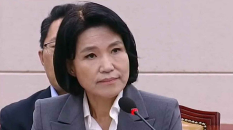 경찰, <b>이진숙</b> 전 방송통신위원장 자택에서 <b>체포</b> ..정치 보복?