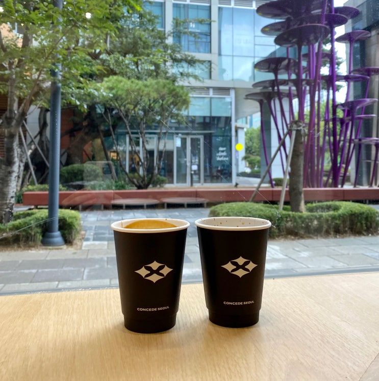 신용산역 카페 콘시드서울 용산 : 존중을 담은 새로운 공간 커피 맛집 애견동반 주차가능