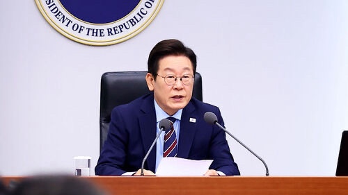 위해 헌신”…이재명 대통령, <b>전산망</b> 복구 <b>공무원</b> 사망에 <b>애도</b>