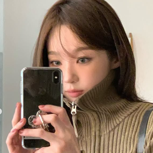 강민경 중단발 레이어드컷 펌 여자 앞머리 없는 긴머리 옆으로 넘기기