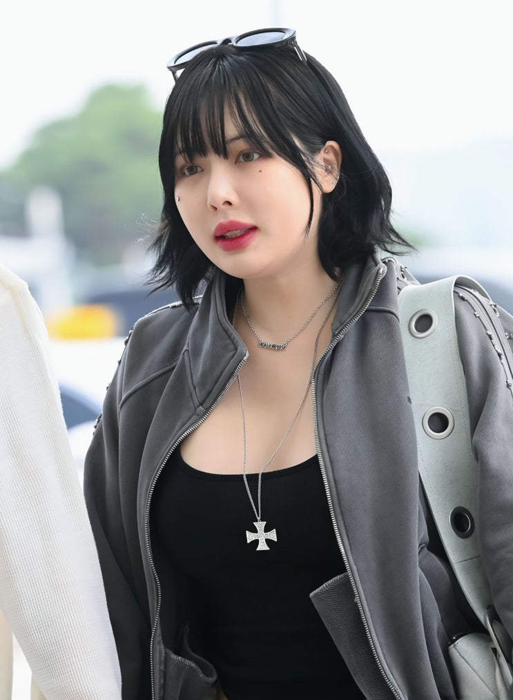  "섹시 아이콘 어디갔어?" 현아, 볼살로 달라진 공항패션 커플룩