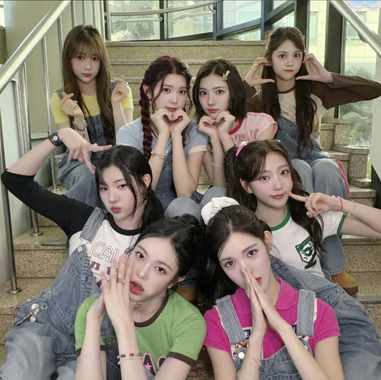  [셀럽패션] 하츠투하츠 Pretty Please 무대패션  멜빵바지 완전 귀여워!