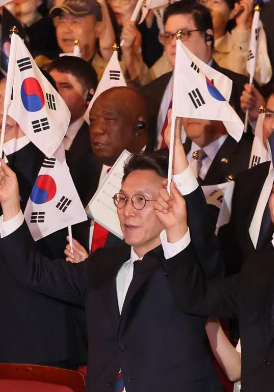 <b>김민석</b> 총리 근황, <b>개천절</b> 경축식 만세삼창