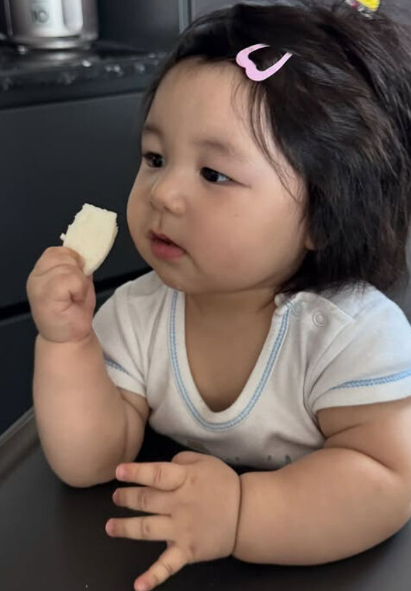  사야심형탁 아들 하루, “떡 이렇게 맛있게 먹다니” 귀여움 폭발 