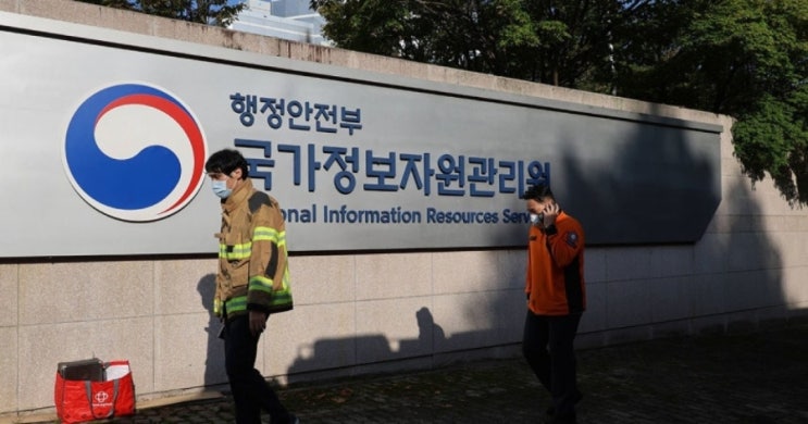 국가<b>전산망 장애</b> 담당 <b>공무원</b> 세종청사서 <b>투신</b> 심정지 상태로... 