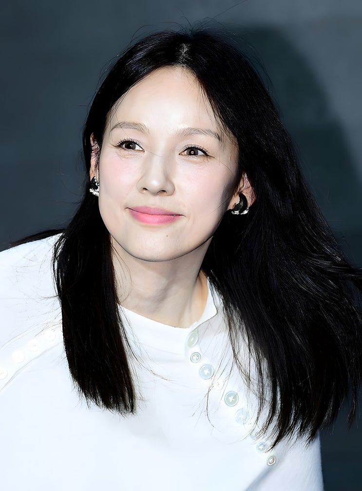  "역대급 메이크업 vs 최악의 코디" 이효리, 제작발표회 투피스룩 패션