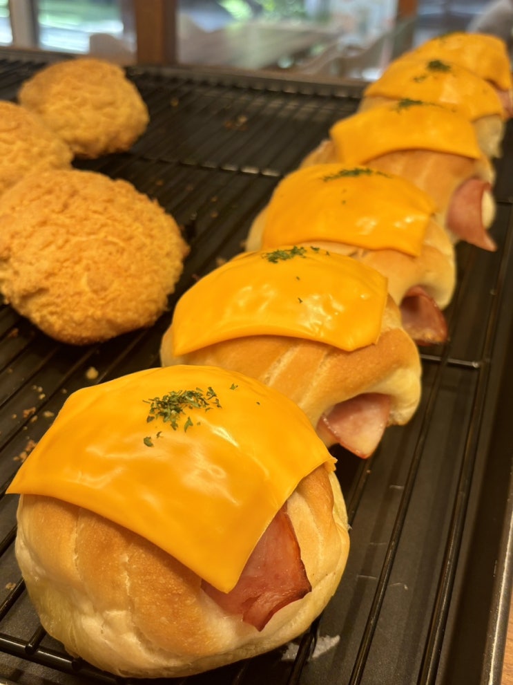  마곡발산 근처카페 빵백화점 : 연중무휴 24시 베이커리 카페, 갓 나온 소금빵맛집