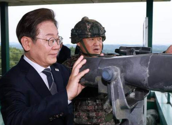 <b>이재명 대통령</b> 근황, 연휴 첫날 평화전망대行, <b>실향민</b>들 만나 <b>위로</b>
