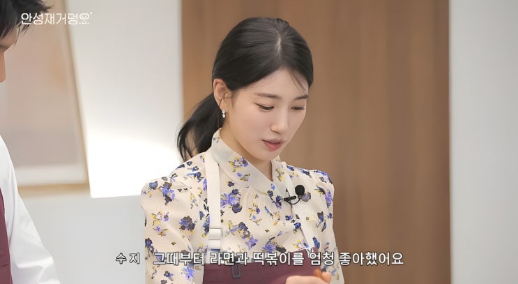  "이게 바로 첫사랑 미모" 수지 로우포니테일 꽃무늬 원피스 코디