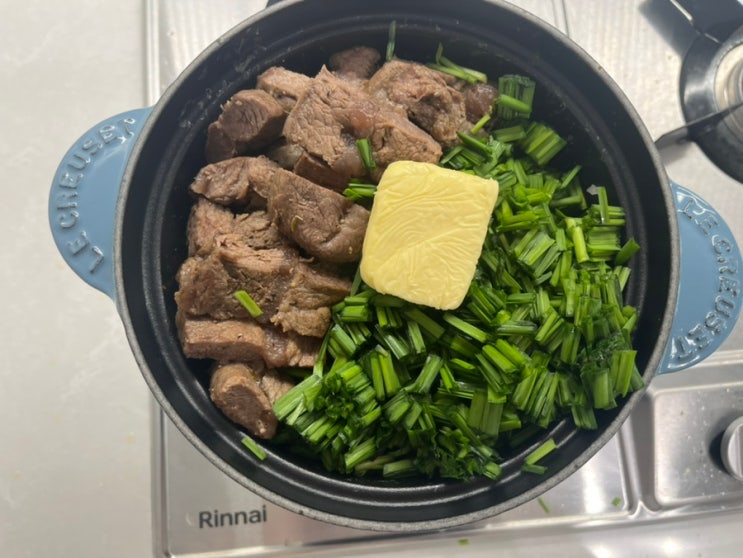  르쿠르제 고메밥솥으로 스테이크 솥밥 만들기_집밥