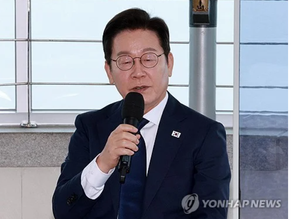 이재명 대통령, <b>전산망</b> 담당 <b>공무원</b> 사망에 <b>애도</b> 표명