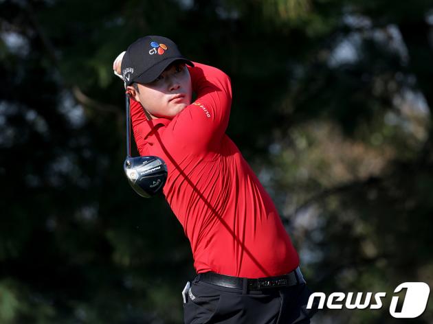 출신’ 배용준, <b>경북오픈</b>서 2타 차 선두…최민철·<b>옥태훈</b> 추격전