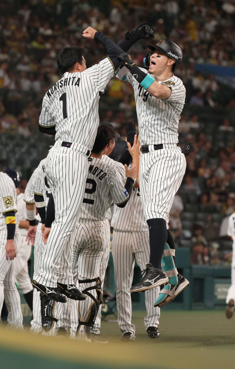 [오늘의 NPB] (10.2) 한신 사토 테루아키 시즌 최종전에서 40홈런-100타점 고지에!