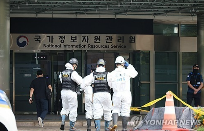 국가전산망 사태 공무원 투신…여야 애도 속 대통령 ‘예능 출연’ 논란 격화 