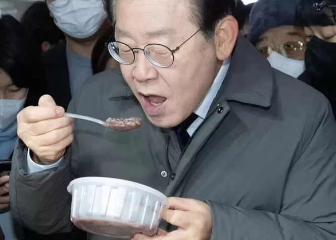 나라는 불타는데 대통령은 '<b>냉부해</b>' <b>출연</b>? 이게 제정신입니까?