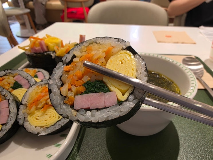  신선한 재료로 만든 정성 가득한 김밥과 바삭한 닭강정이 인기인 분식맛집, 마포 연남동 경의선숲길 보스김밥