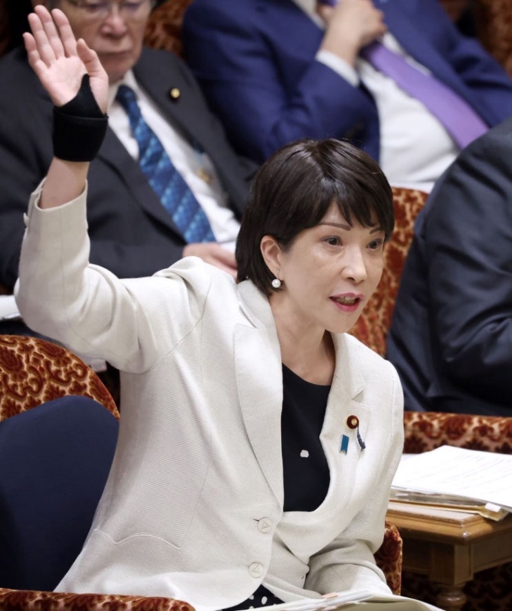 일본 <b>자민당</b> 첫 여성 <b>총재</b> 탄생…‘<b>다카이치</b> 사나에’는... 