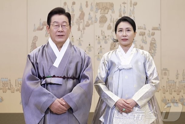 <b>대통령</b>실 '<b>냉부해</b>' 방영 <b>연기</b> 요청 | 공무원 사망 추모에 동참하다