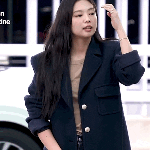  제니 공항룩, 핀스트라이프 데님으로 풀어낸 네이비 톤 차분 코디