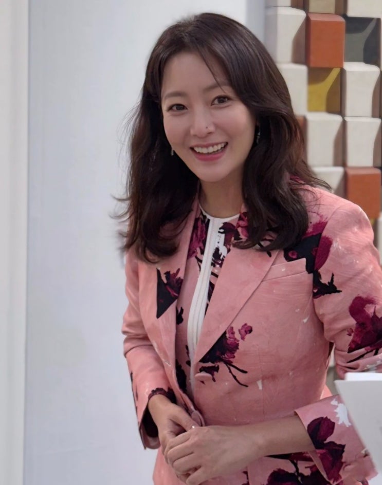 "미모도 못 살렸다?" 김희선, 꽃무늬 정장 실패와 가격
