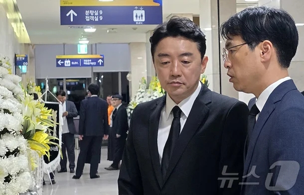 국가 <b>전산망</b> 담당 <b>공무원 사망</b>, '매일 비상근무' 속 비극 | <b>애도</b>... 