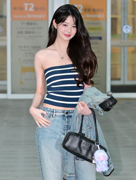  아이브 장원영, 파리행 공항에서 ‘청청 여신’ 등극… Y2K+우아함 완벽 조합 
