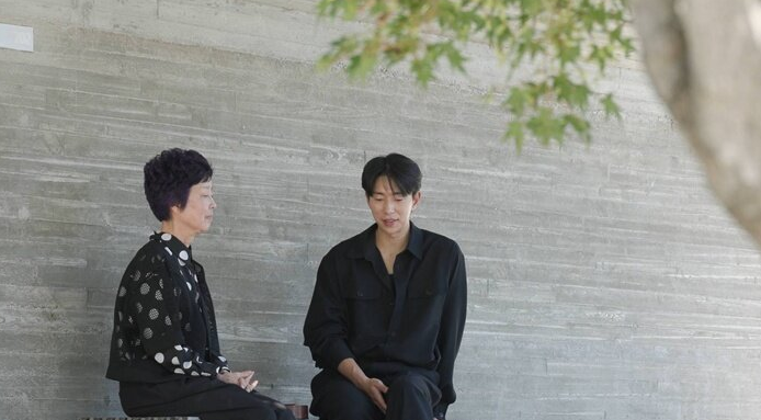 <b>윤현민</b>, 새어머니와 함께 <b>아버지 봉안당</b> 찾아 눈물…母 “참... 