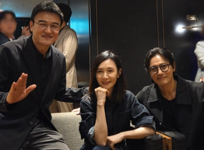   채시라, ‘보스’ 시사회에서 전설들의 재회박중훈·장동건·김의성·유리까지 한자리에!