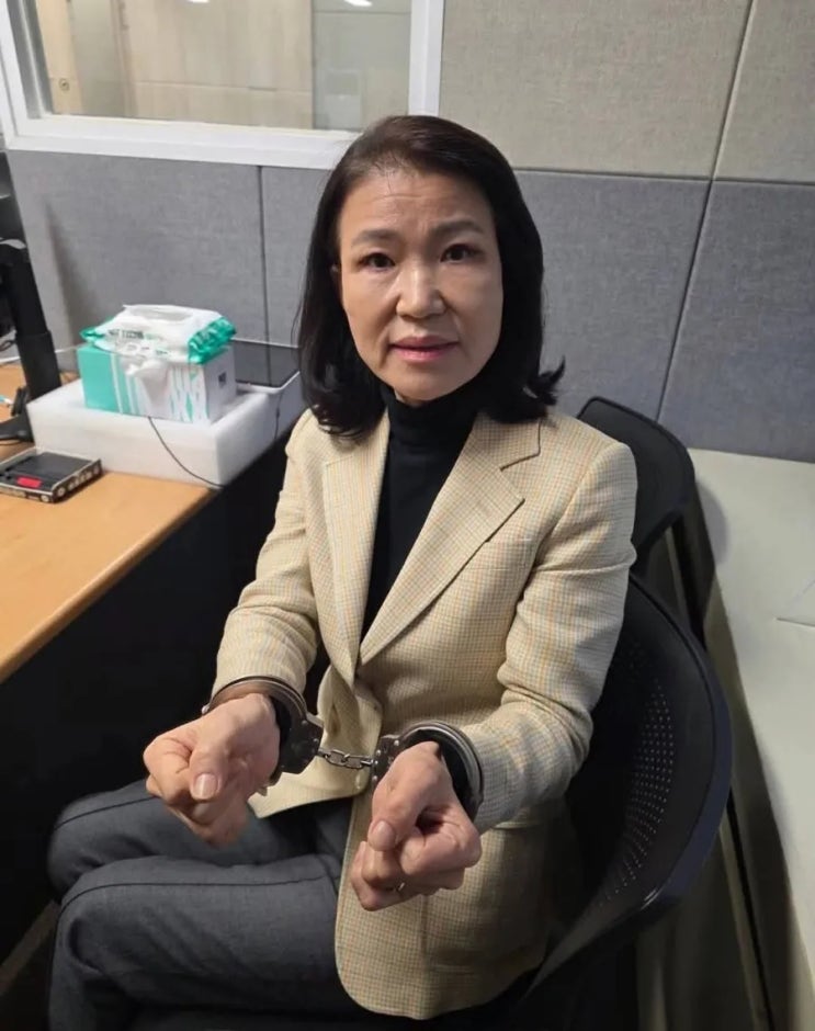 수갑찬 <b>이진숙</b> 국민영웅! 다만... 인정한 <b>기회주의</b> 사법체계엔... 