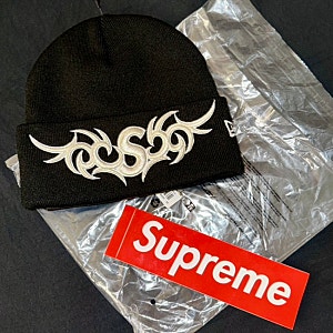 [25fw] 슈프림 뉴에라 트라이벌 로고 비니 (New Era® Tribal S Logo Beanie)