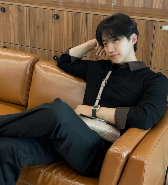  “오케이 가을” — 이준호, 가을 그 자체로 돌아왔다세미정장부터 부드러운 눈빛까지… ‘가을 남자’ 교과서 등장!