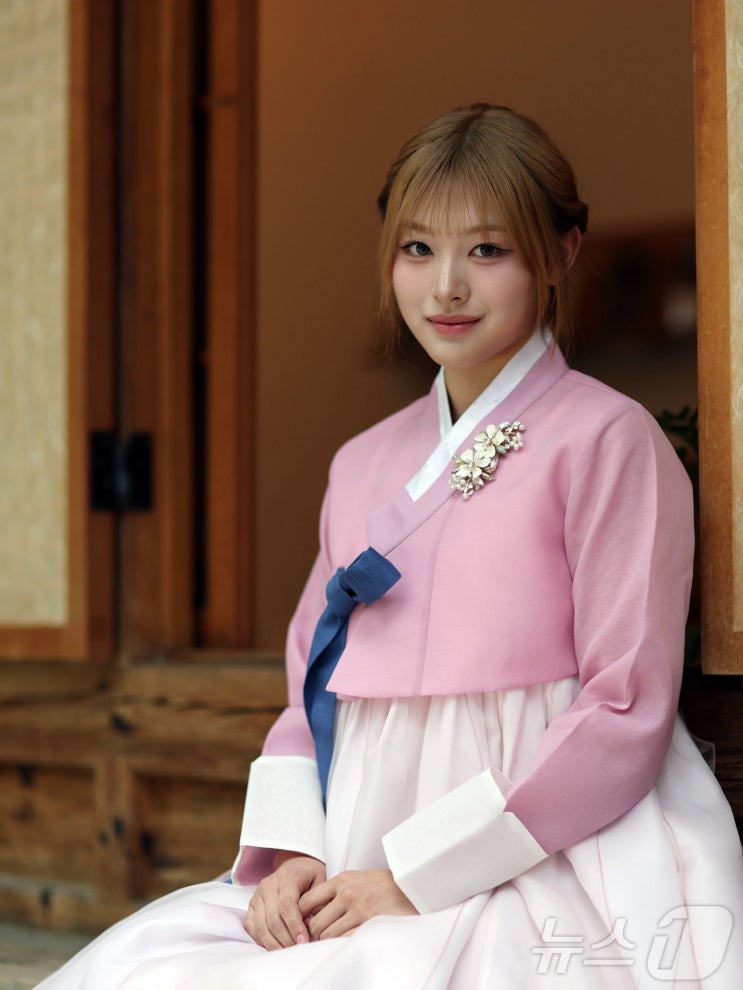 [2025년 한가위] 여자 아이돌 명절 추석 인사 '<b>한복</b>' 사진 모음