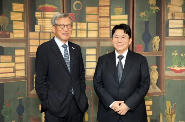 국립중앙박물관의 방시혁 사진 게시란? 하이브 의장의 사진... 