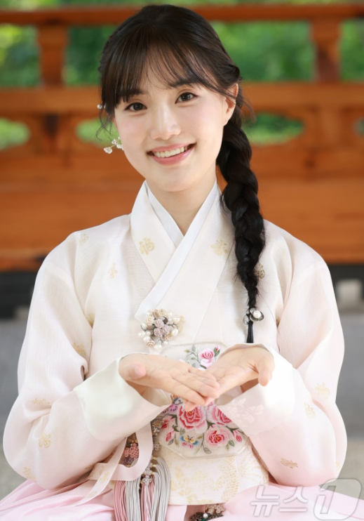 ‘폭군의 셰프’ 윤서아 “올해가 나의 봄이었어요”전라도 사투리 완벽 소화→감초 연기까지, 배우로 ‘개화 중’ [한복 인터뷰]