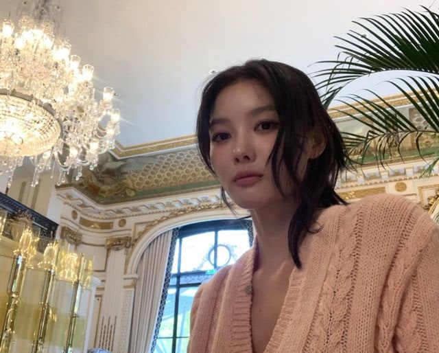 ✨ 김유정, 파리에서도 빛났다! ‘하의실종’ 패션으로 뽐낸 비현실적 미모