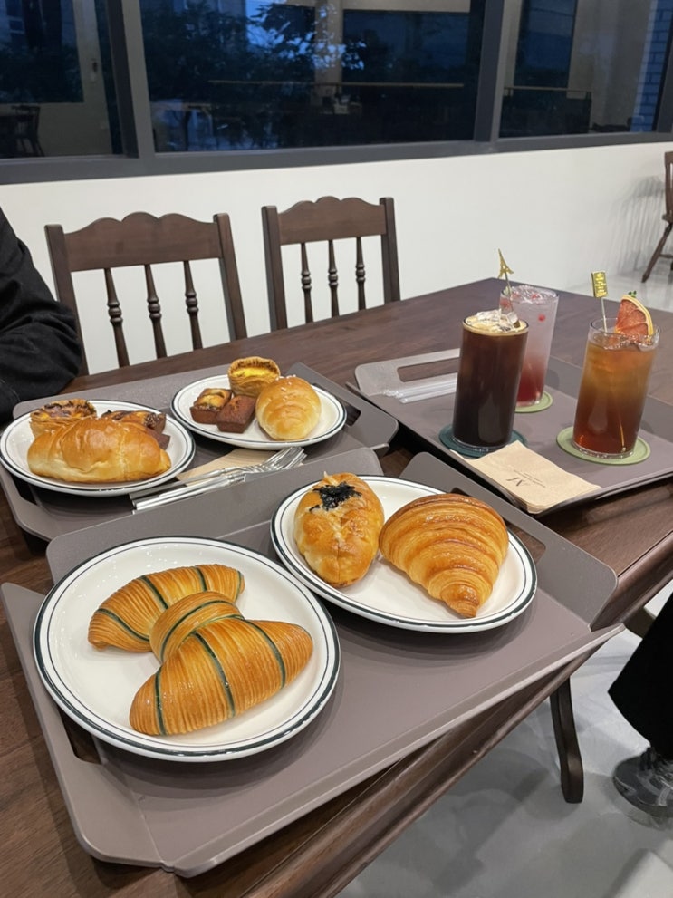  빵을 사랑하는 모임 군산빵사모 옥구 메종드미뇽 피스타치오 리본 명란소금빵 크로와상 에그타르트 플레인 휘낭시에 와인 무화과 휘낭시에 소금빵 군산음료맛집 군산모임