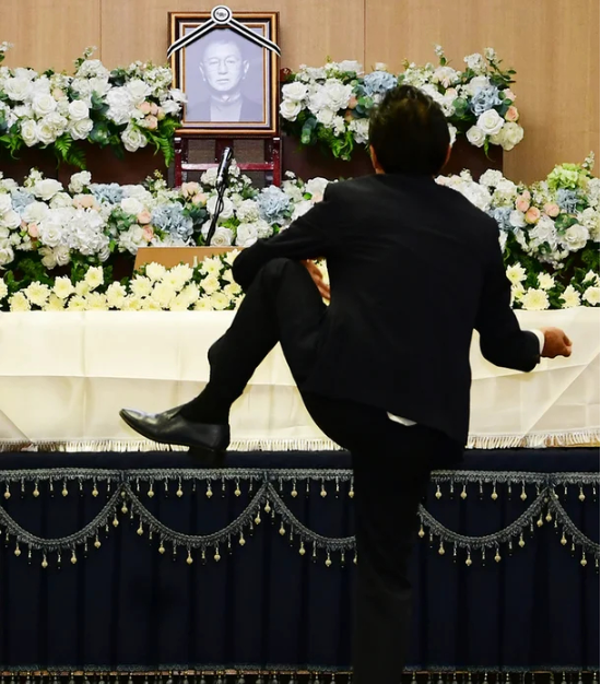 눈물 대신 웃음으로, 故 전유성이 남긴 '축제 같은 이별'과 한국 장례 문화의 변화